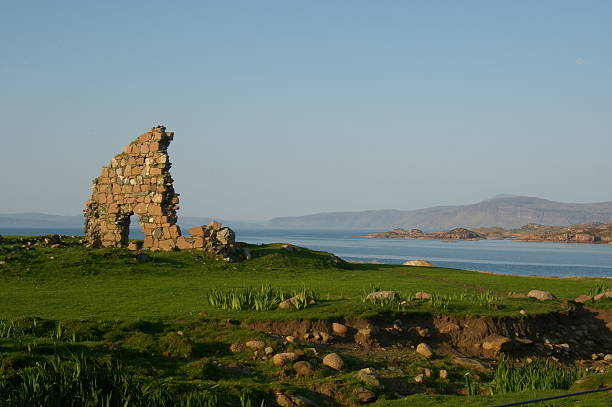 ruines sur "île écossaise - iona photos et images de collection