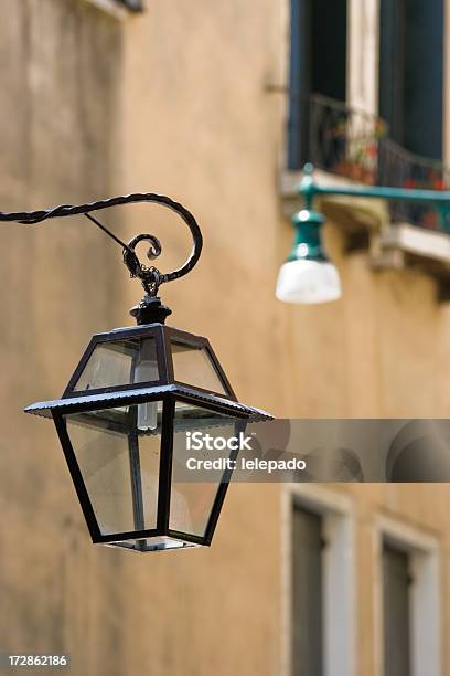 Foto de Lâmpada De Rua e mais fotos de stock de Antigo - Antigo, Antiguidade, Coluna de Madeira