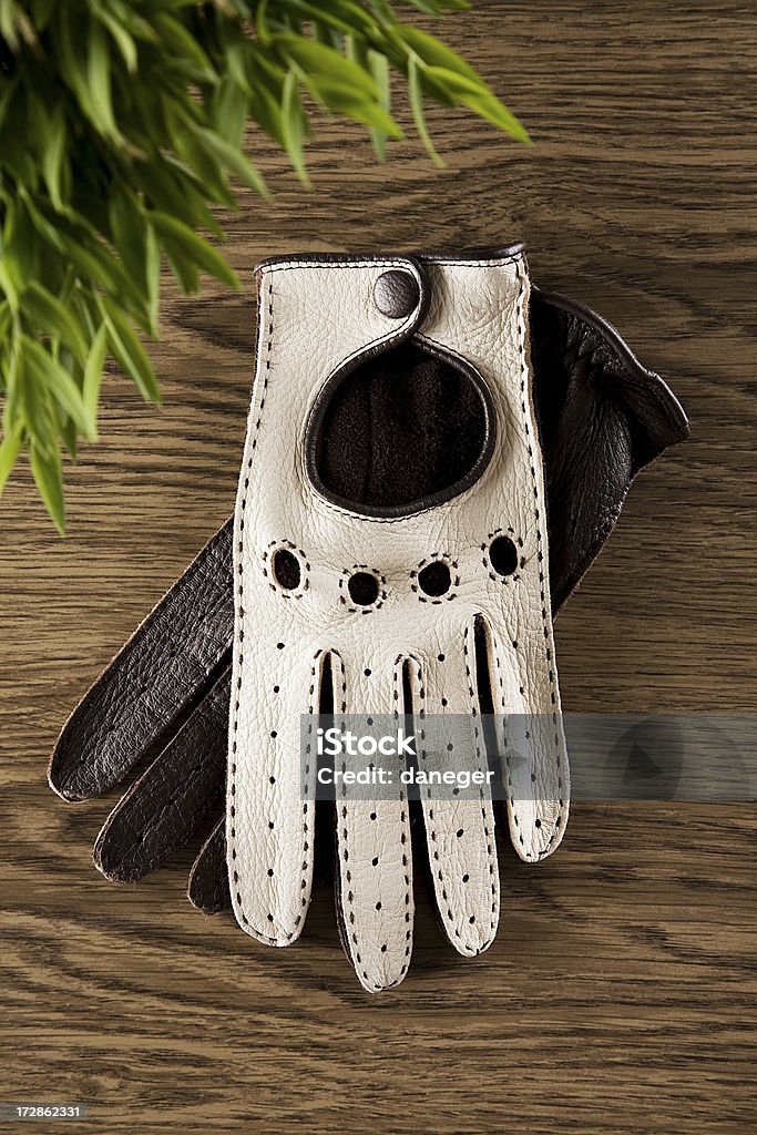 Des gants de conduite de voiture sur Table en bois - Photo de Gants de protection libre de droits