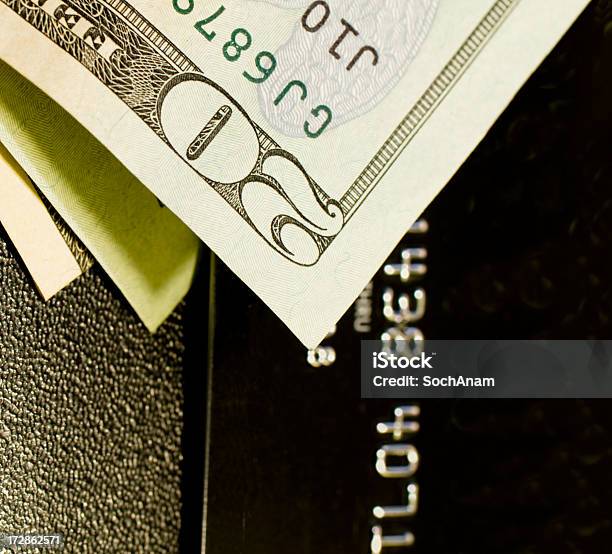 Dinheiro Ou Crédito - Fotografias de stock e mais imagens de Cartão de Crédito - Cartão de Crédito, Compra online, Comprar