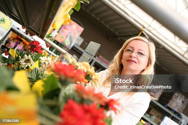 Adoro Jardinagem - Fotografias de stock e mais imagens de 40-49 Anos - 40-49 Anos, 50 Anos, Adulto