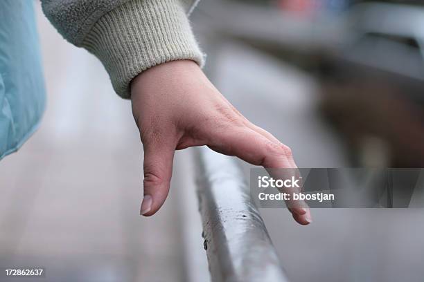 Photo libre de droit de Balustrade En Attrapant La Main banque d'images et plus d'images libres de droit de Garde-corps - Garde-corps, Agripper, Clôture