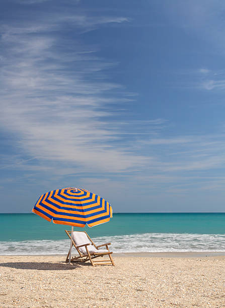 ストライプの傘や竹の椅子 - outdoor chair beach chair sarong ストックフォトと画像