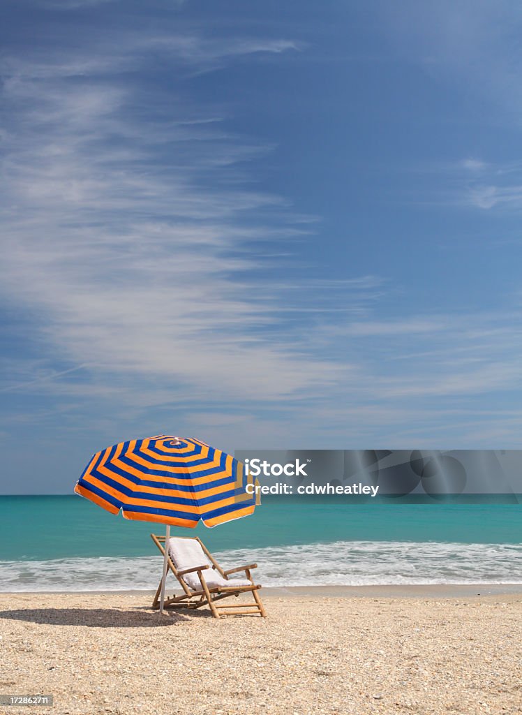 striped parasol i Bambus Krzesło - Zbiór zdjęć royalty-free (Morze)