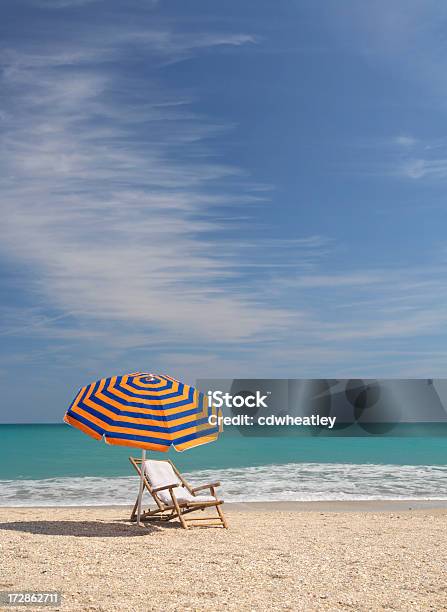 Striped Parasol I Bambus Krzesło - zdjęcia stockowe i więcej obrazów Morze - Morze, Odosobniony, Piasek