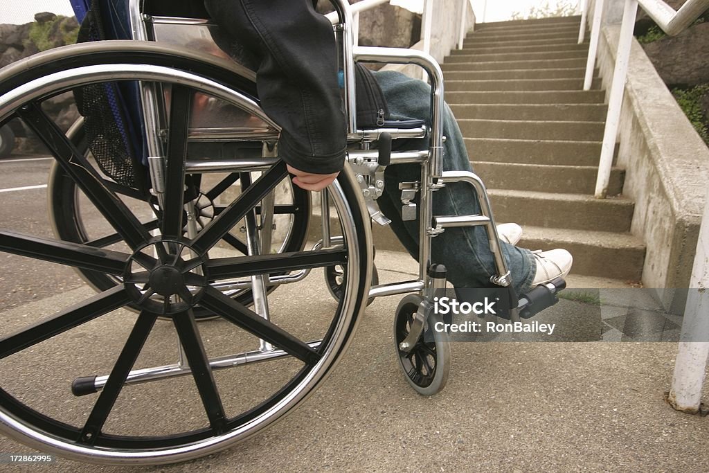 Escalera Inaccessable para silla de ruedas - Foto de stock de Silla de ruedas libre de derechos