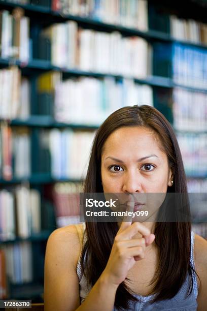 Silêncio Na Biblioteca - Fotografias de stock e mais imagens de Adolescente - Adolescente, Adulto, Aluna da escola secundária