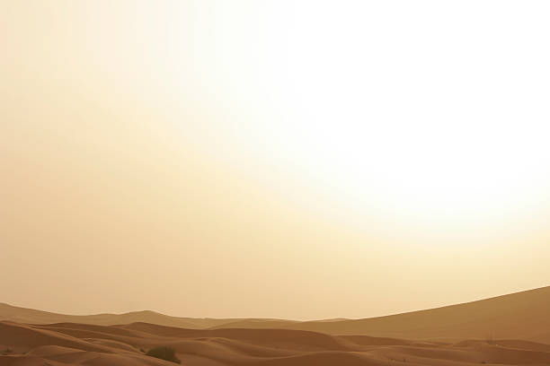 pôr do sol no deserto - fog desert arabia sunset imagens e fotografias de stock
