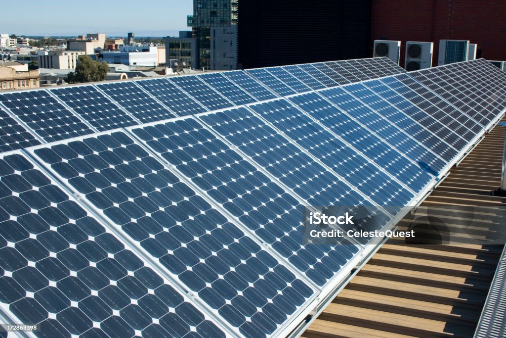 Painéis solares em Linhas - Royalty-free Edifício de Escritórios Foto de stock