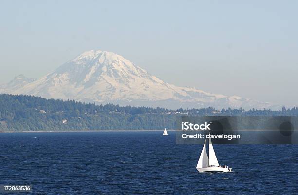 Łódź Żaglowa Na Puget Sound - zdjęcia stockowe i więcej obrazów Góra Mount Rainier - Góra Mount Rainier, Seattle, Łódź żaglowa