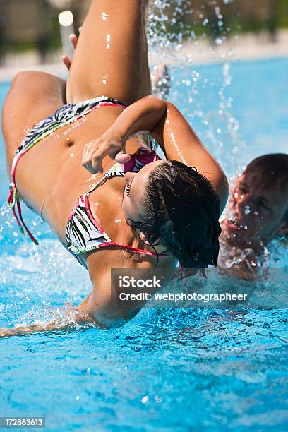 Photo libre de droit de Jouant Dans La Piscine banque d'images et plus d'images libres de droit de Activité - Activité, Adulte, Adulte d'âge moyen