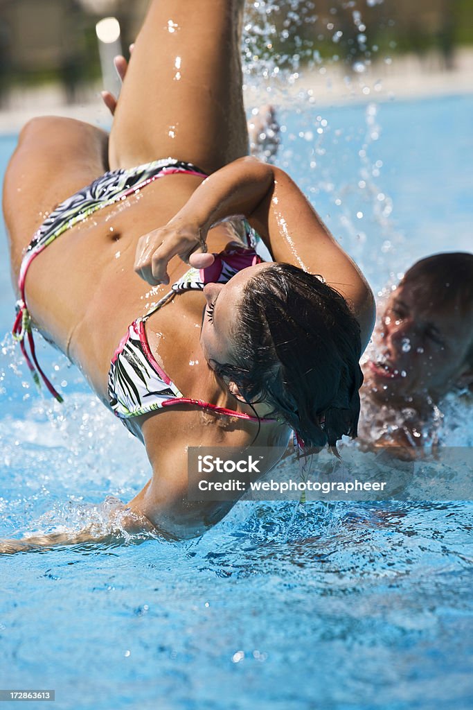 Giocano in piscina - Foto stock royalty-free di Acqua