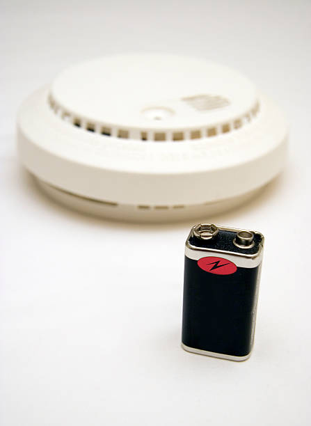 Allarme di fumo sostituzione della batteria - foto stock