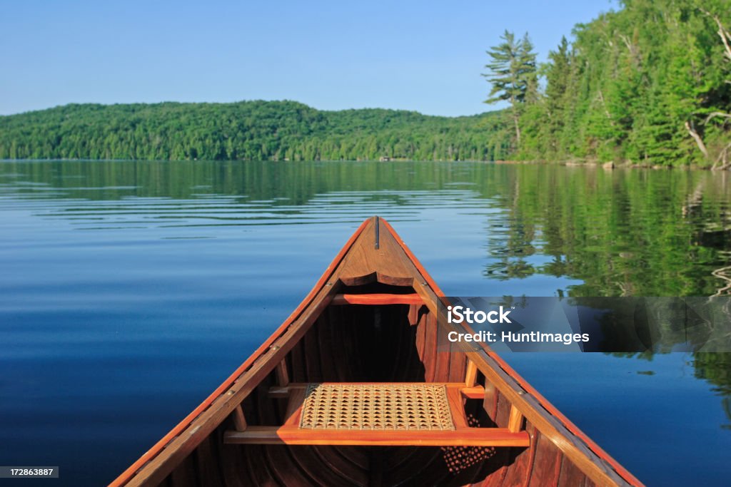 Canoe en el sol de la mañana - Foto de stock de Muskoka libre de derechos