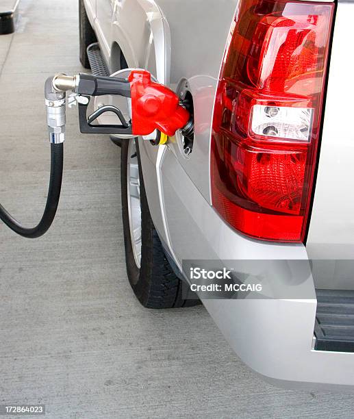 Foto de Bomba De Combustível Nº 2 Da Série e mais fotos de stock de Posto de gasolina - Posto de gasolina, Veículo utilitário esportivo, Abastecer