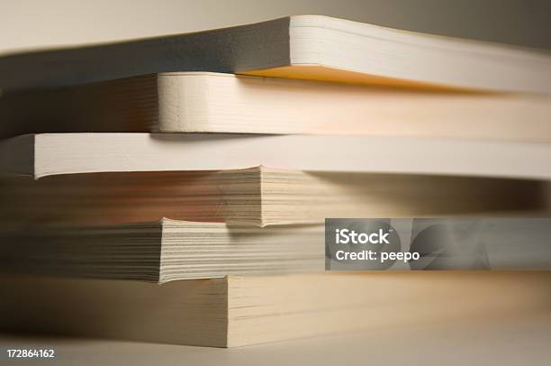Foto de Série De Livros e mais fotos de stock de Abstrato - Abstrato, Amontoamento, Arte, Cultura e Espetáculo