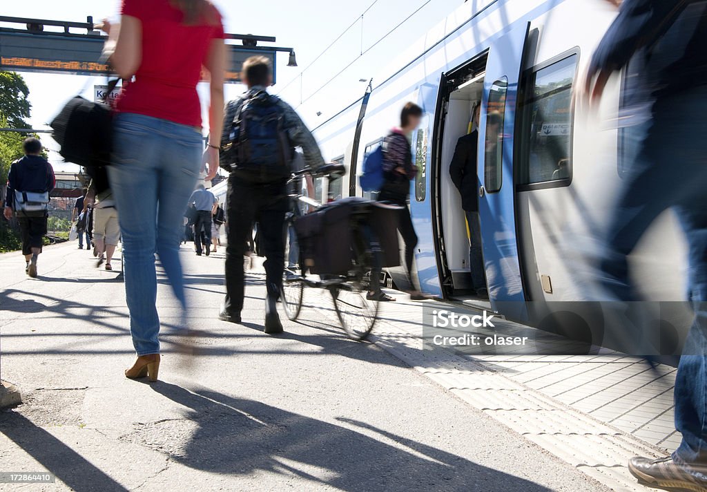 Tren de pasajeros ingresar commuter patín - Foto de stock de Tren libre de derechos