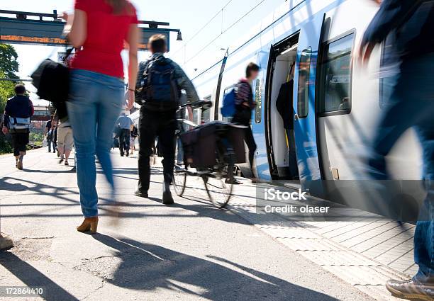 Tren De Pasajeros Ingresar Commuter Patín Foto de stock y más banco de imágenes de Tren - Tren, Bicicleta, Autobús