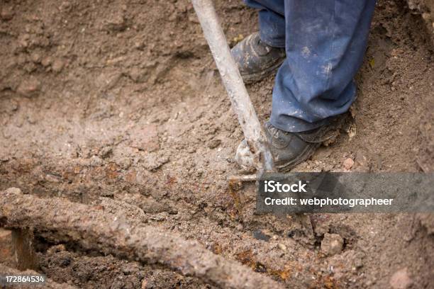 Foto de Cavar e mais fotos de stock de Buraco - Buraco, Cavar, Trabalhador de Construção