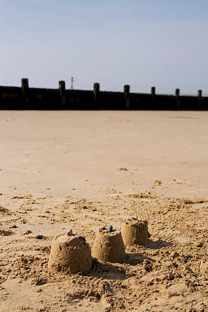 trois voies abandonnées de sable sur une plage déserte tartes - sandcastle beach norfolk sand photos et images de collection