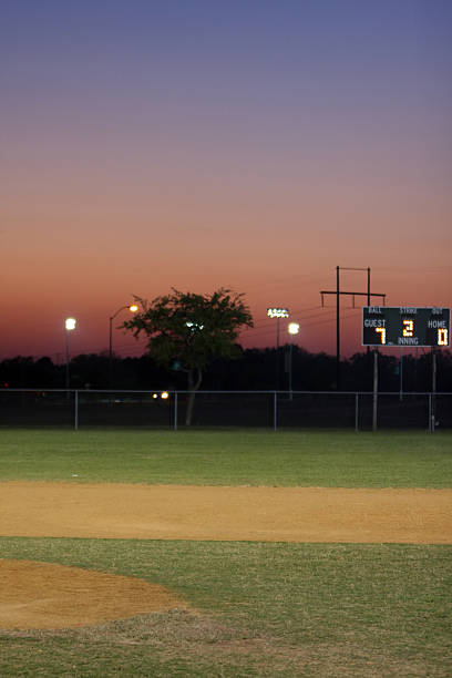 coucher de soleil sur le stade - baseball diamond baseball baseline grass photos et images de collection