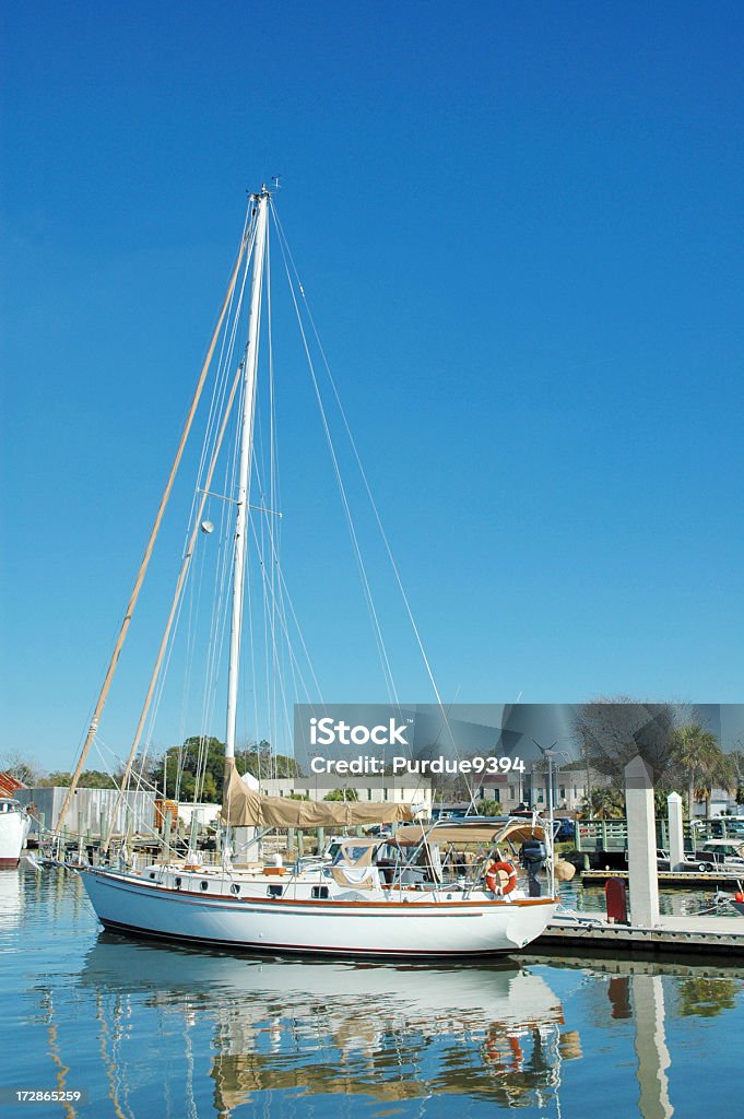 Barco à vela ancorados em um pier com copyspace - Foto de stock de Atracado royalty-free