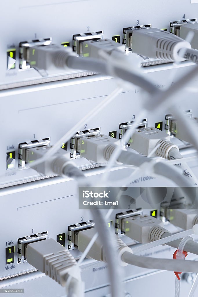 Conectores Ethernet a servidor habitación - Foto de stock de Ancho de banda libre de derechos