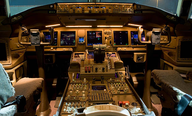 cabina di pilotaggio di notte - cockpit airplane autopilot dashboard foto e immagini stock