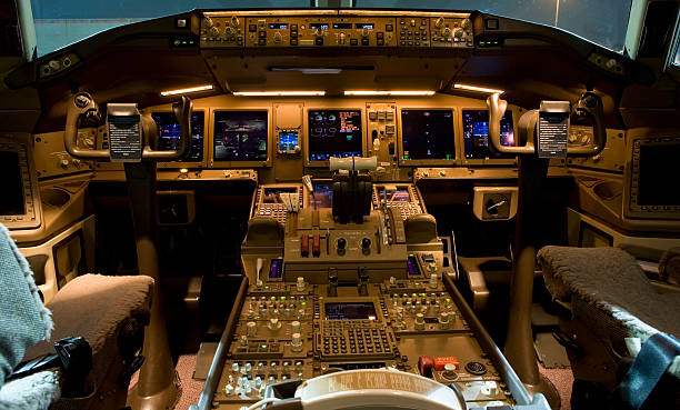 cabine de piloto de avião à noite - cockpit airplane autopilot dashboard imagens e fotografias de stock