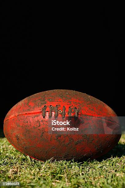 Photo libre de droit de Ballon De Football Dans La Boue banque d'images et plus d'images libres de droit de Football australien - Football australien, Australie, Ballon de football