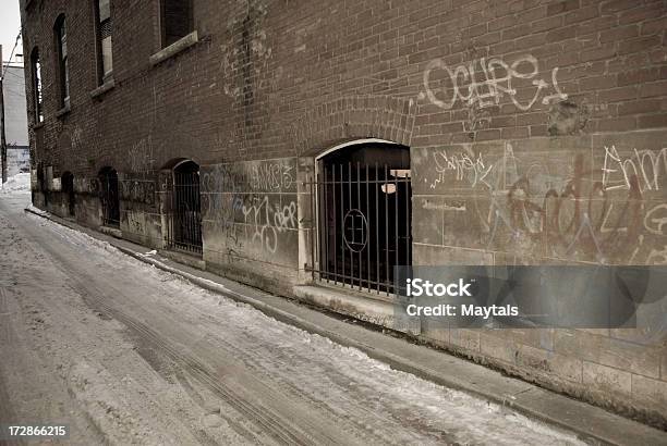 Urban Alley - Fotografie stock e altre immagini di Antigienico - Antigienico, Caratteristica architettonica, Città