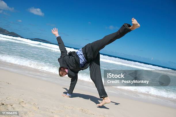 Foto de Empresário A Estrela Na Praia e mais fotos de stock de Homem de negócios - Homem de negócios, Onda, Praia