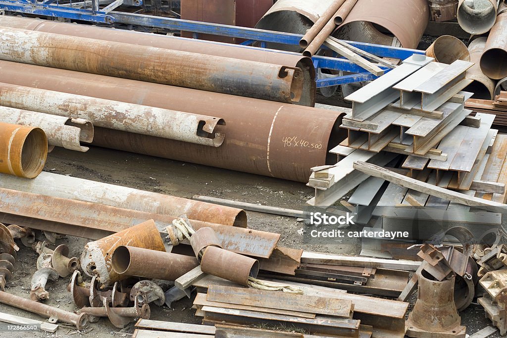 Pilhas de rusty restos de metal; reciclagem e conservação ambiental - Foto de stock de Ferro-velho royalty-free