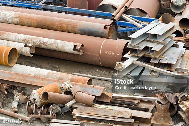 Foto de Pilhas De Rusty Restos De Metal Reciclagem E Conservação Ambiental e mais fotos de stock de Ferro-velho