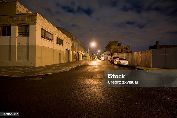 Solitario Street - Fotografie stock e altre immagini di Notte - Notte, Via, Bagnato