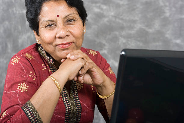femme âgée asiatique femme indienne femme avec ordinateur portable - women professor mature adult human face photos et images de collection