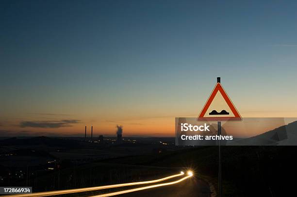 Sinal De Estrada - Fotografias de stock e mais imagens de Alfalto - Alfalto, Anoitecer, Ao Ar Livre