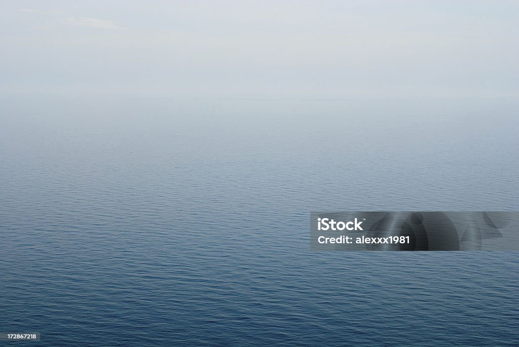 Tranquillo acquatico superficie liscia con onde - Foto stock royalty-free di Acqua