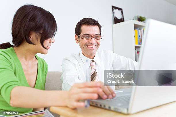 Pareja De Jóvenes Profesionales Trabajando Juntos Foto de stock y más banco de imágenes de Adulto - Adulto, Adulto joven, Bien vestido