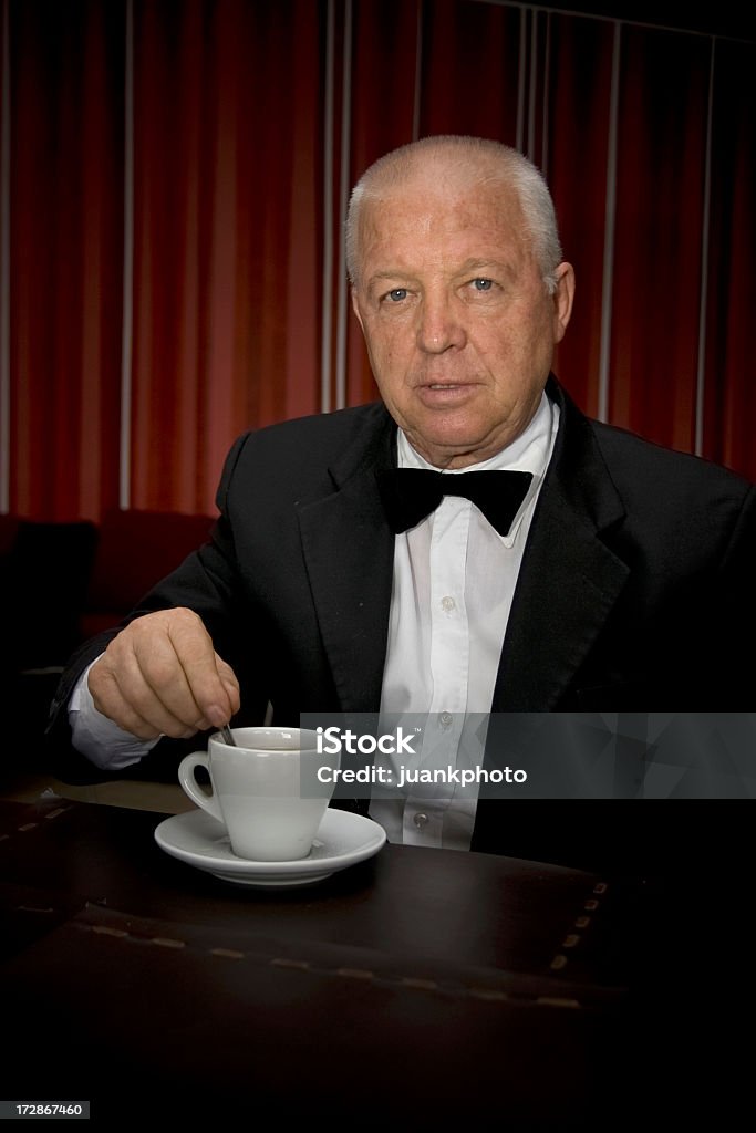 Uomo bere il caffè - Foto stock royalty-free di Abbigliamento elegante