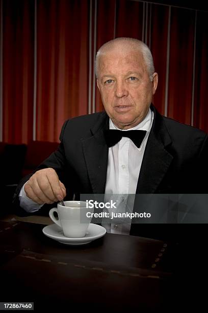 Uomo Bere Il Caffè - Fotografie stock e altre immagini di Abbigliamento elegante - Abbigliamento elegante, Adulto, Anziani attivi