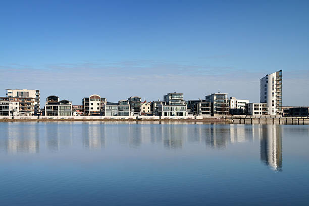 case moderne in mare - kalmar foto e immagini stock