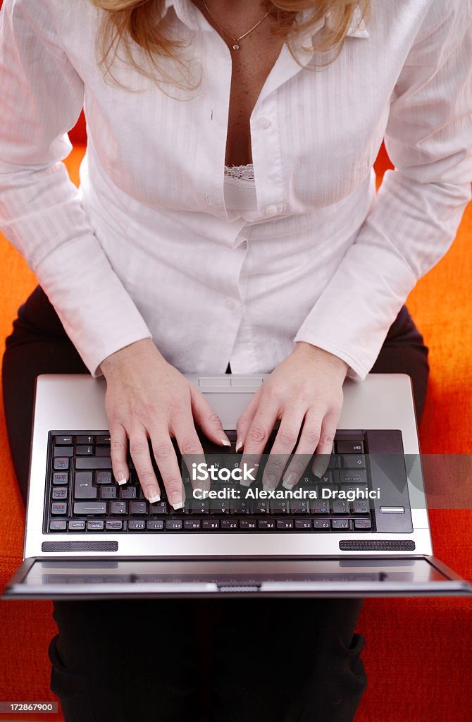 Mulher escrevendo em um computador portátil - Royalty-free Administrador Foto de stock