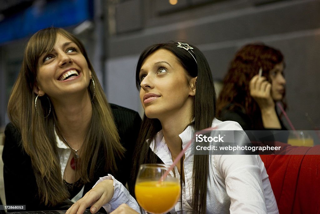 Lächelnd Freunde im Café - Lizenzfrei Alkoholfreies Getränk Stock-Foto