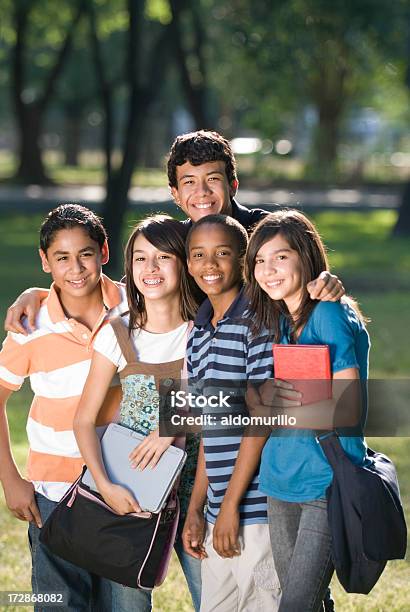 Cordial Adolescentes Foto de stock y más banco de imágenes de Adolescente - Adolescente, Estudiante de secundaria, Grupo multiétnico