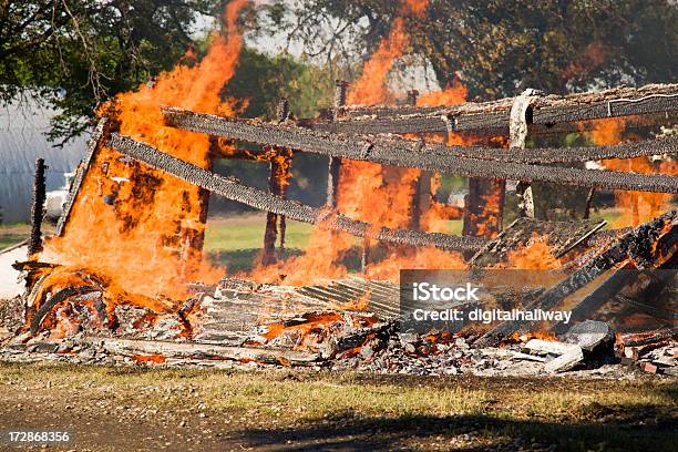 Überreste Haus Feuer Stockfoto und mehr Bilder von Außenaufnahme von Gebäuden - Außenaufnahme von Gebäuden, Bauwerk, Brandschutz