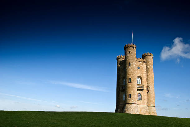 torre de broadway horizontal - non urban scene rural scene tree english culture fotografías e imágenes de stock