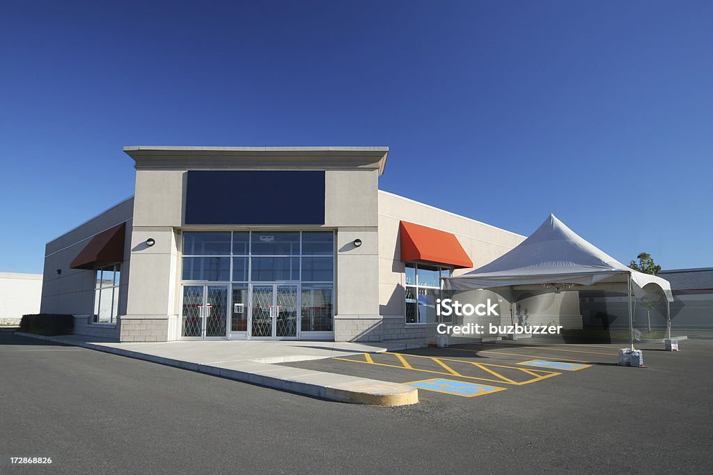 Moderno edifício de loja branco com uma tenda tenda de promoção - Foto de stock de Loja de departamentos royalty-free