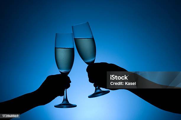 Brinde Em Azul - Fotografias de stock e mais imagens de Acabar - Acabar, Bebida Alcoólica, Brinde