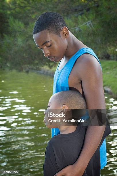 Hermanos Foto de stock y más banco de imágenes de Abrazar - Abrazar, Adolescencia, Adolescente